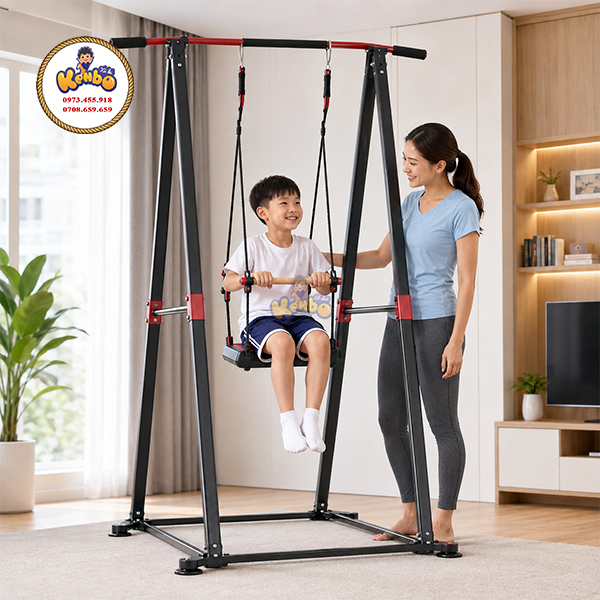 Trẻ sử dụng thiết bị xà đu/vận động Kenbo Kids dưới sự giám sát của người lớn